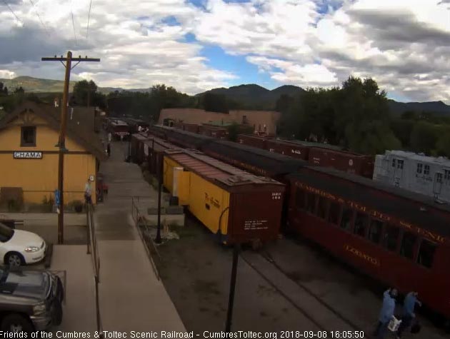 2018-09-08 The train is stopped as the cleaning crew heads to get on.jpg