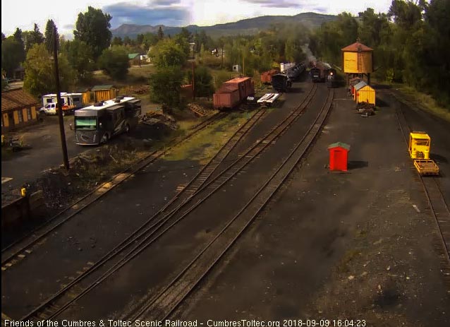 2018-09 The 487 passes by the 463 as it moves into Chama.jpg