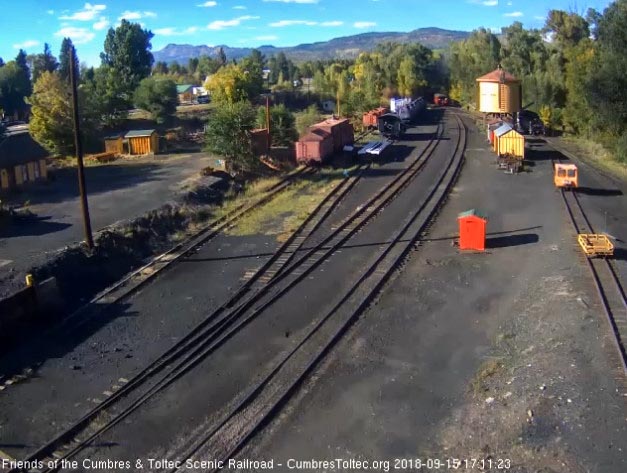 2018-09-15 The train heads into the curve as it heads to Cumbres.jpg