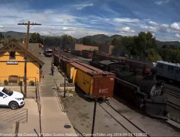 2018-09-19 The 487 passes the depot on its way to the wye.jpg