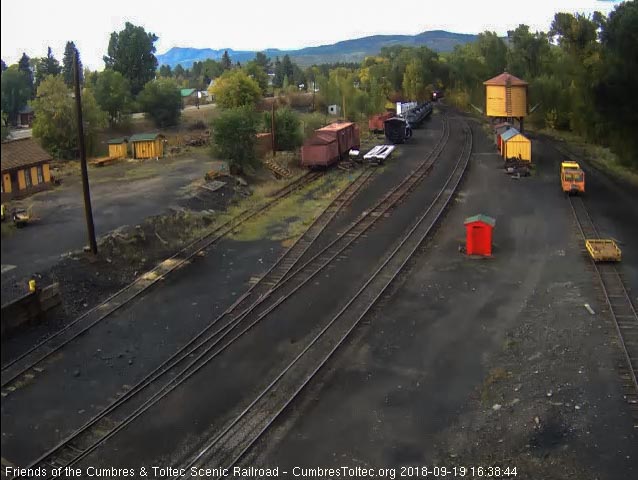 2018-09-19 The 463 comes into Chama with its 10 car train 215.jpg