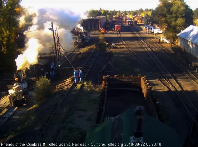 2018-09-22 The 463 has now back into the clear by the roundhouse to let the 315 at the pit first.jpg