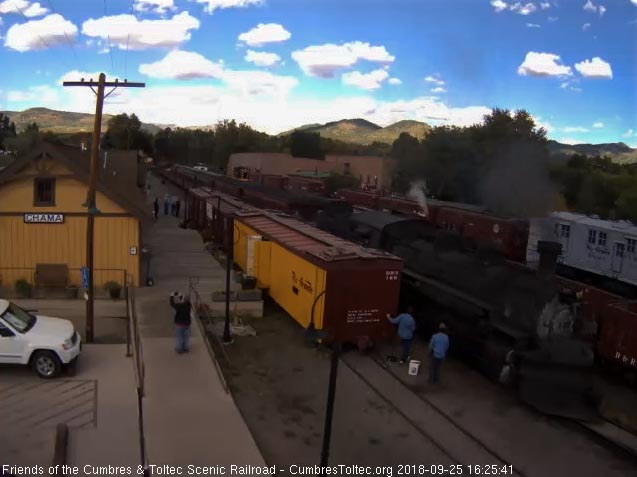 2018-09-25 The 487 slows as it passes the depot and cleaning crew.jpg