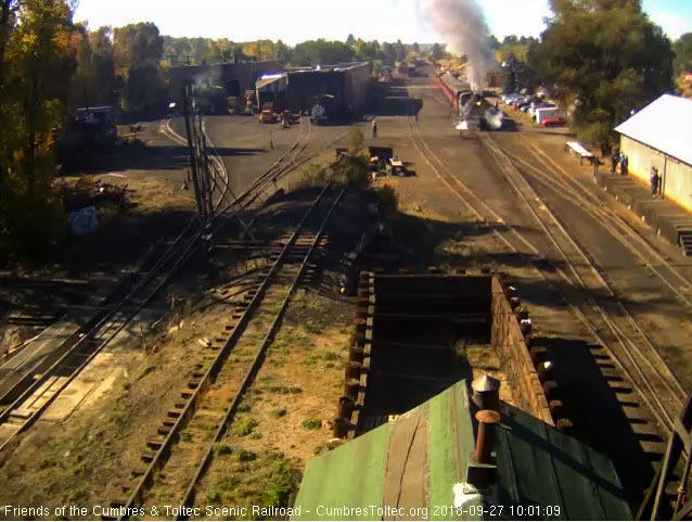 2018-09-27 The 487 is working to get the 8 car train moving.jpg