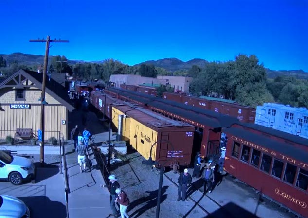 2018-09-28 Passengers are coming off the train now that its stopped.jpg