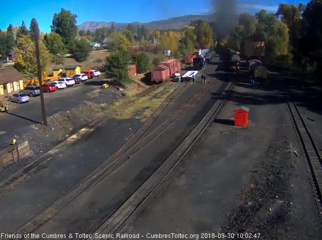 2018-09-30 The parlor is passing the tank as the locomotives are about to enter the curve.jpg