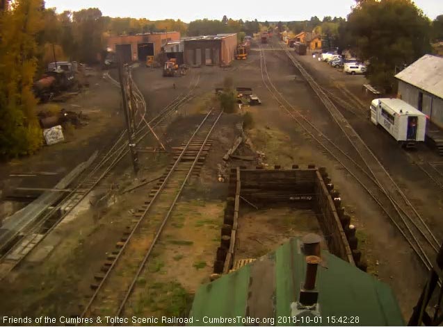 2018-10-01 RGS Goose 5 passes the woodshop on the depot track.jpg