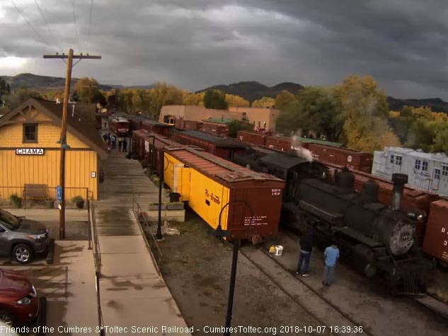 2018-10-07 The 463 comes past the waiting cleaning crew.jpg