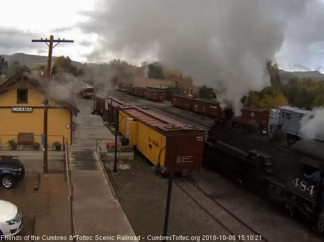 2018-10-08 The 484 returns from the wye as the flacks fly past.jpg