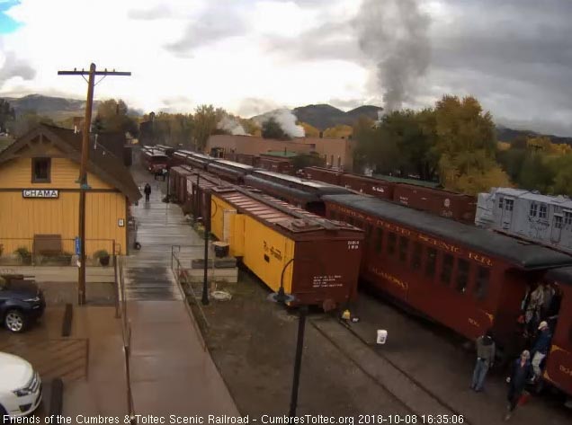 2018-10-08 The train has stopped and passengers are getting off, proably to go someplace warm.jpg