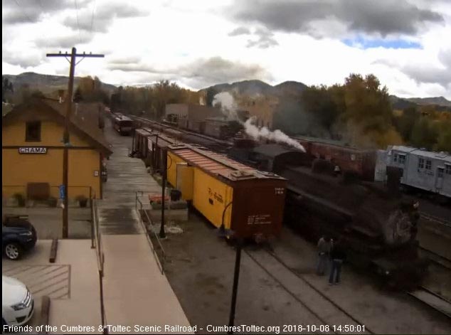 2018-10-08 The 484 comes past the depot as it heads to the wye.jpg