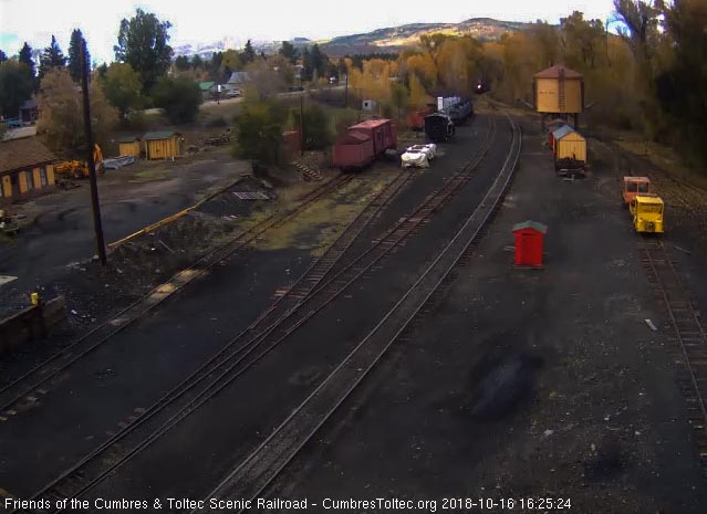 2018-10-16 The 487 comes into Chama yard with its 8 car train 215.jpg