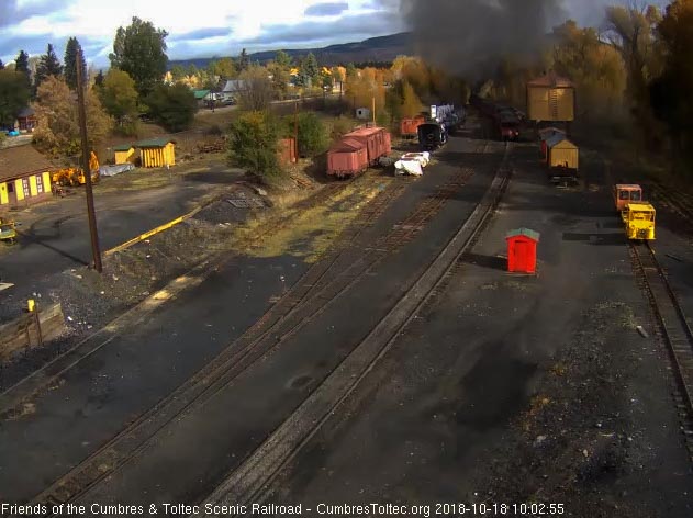 2018-10-18 The parlor Colorado is passing the tank as the locomotives are entering the curve.jpg