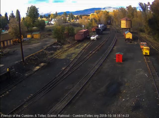 2018-10-18 The 487 comes into Chama with a 9 car train 215.jpg