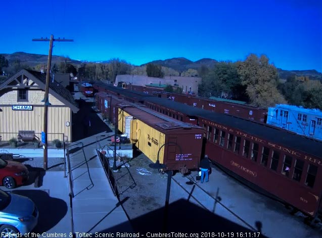 2018-10-19 The train is stopped and we can see some passengers in the Big Horn moving to exit.jpg