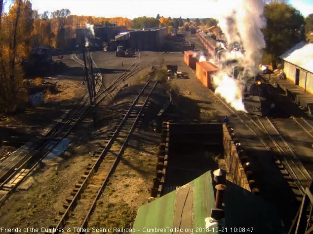 2018-10-21 The 487 and 488 are bathed in steam as they get this 11 car train moving.jpg