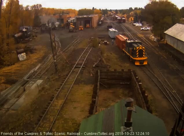 2018-10-23 Once this string is put away, the 15 is now grabbing the MoW car closest to the cam.jpg