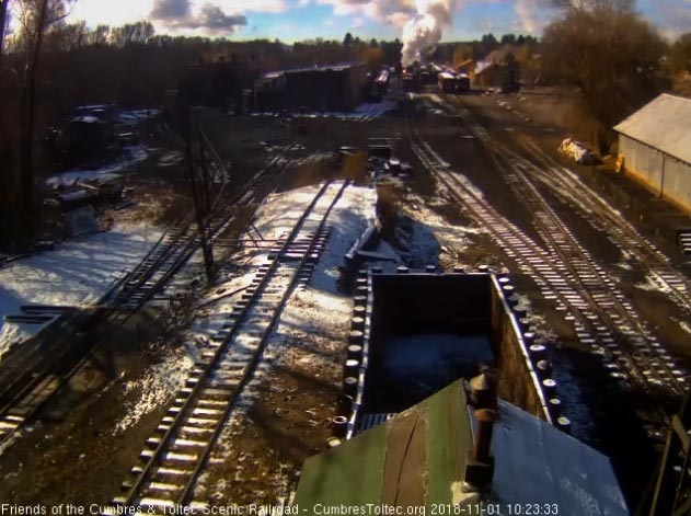 2018-11-01 The 487 shoves the loaded hoppers back from the loading station.jpg