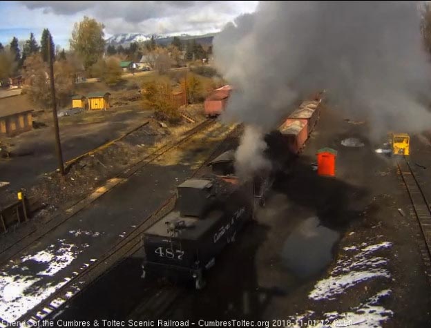 2018-11-01 The 487 shoves 3 loads of ballast out past north yard.jpg