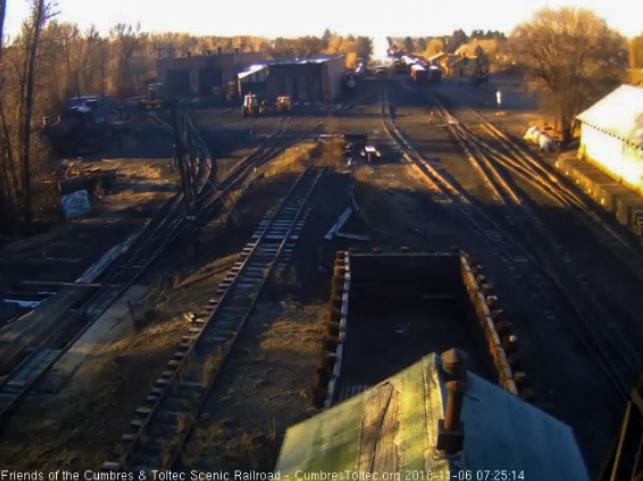 2018-11-06 The 487 now heads for the wye to get the hoppers loaded with ballast.jpg