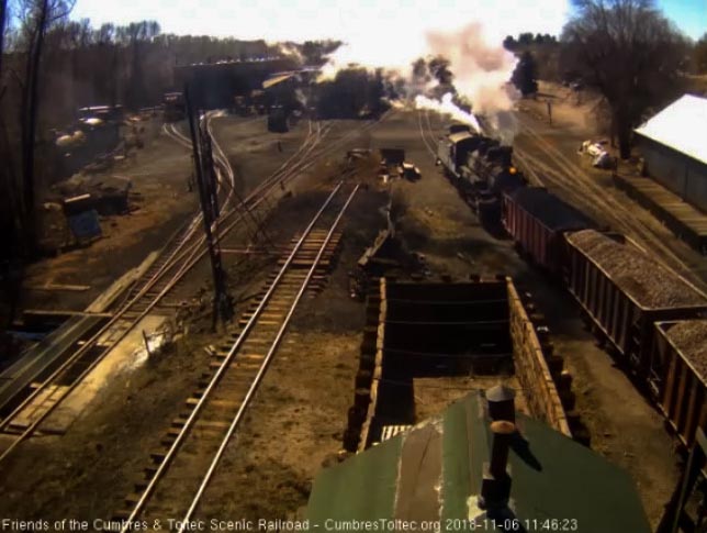 2018-11-06 The 487 shoves onto the main as it passes the tipple.jpg