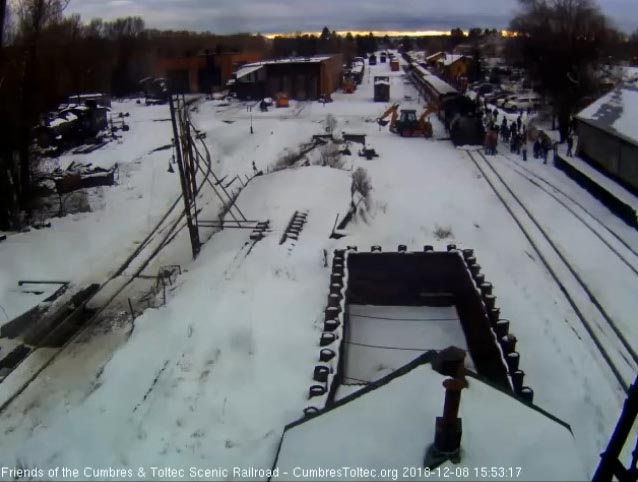 2018-12-08 A crowd gathers around the 487 as it gets more coal added.jpg