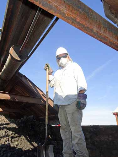 2019.07.30 The coal that is in the OY tender has to be removed, dirty as the job is (1 of 1).jpg