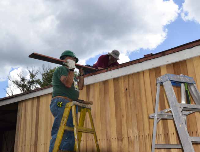 2019.07.29 Putting the roof material on 3476 (1 of 1).jpg