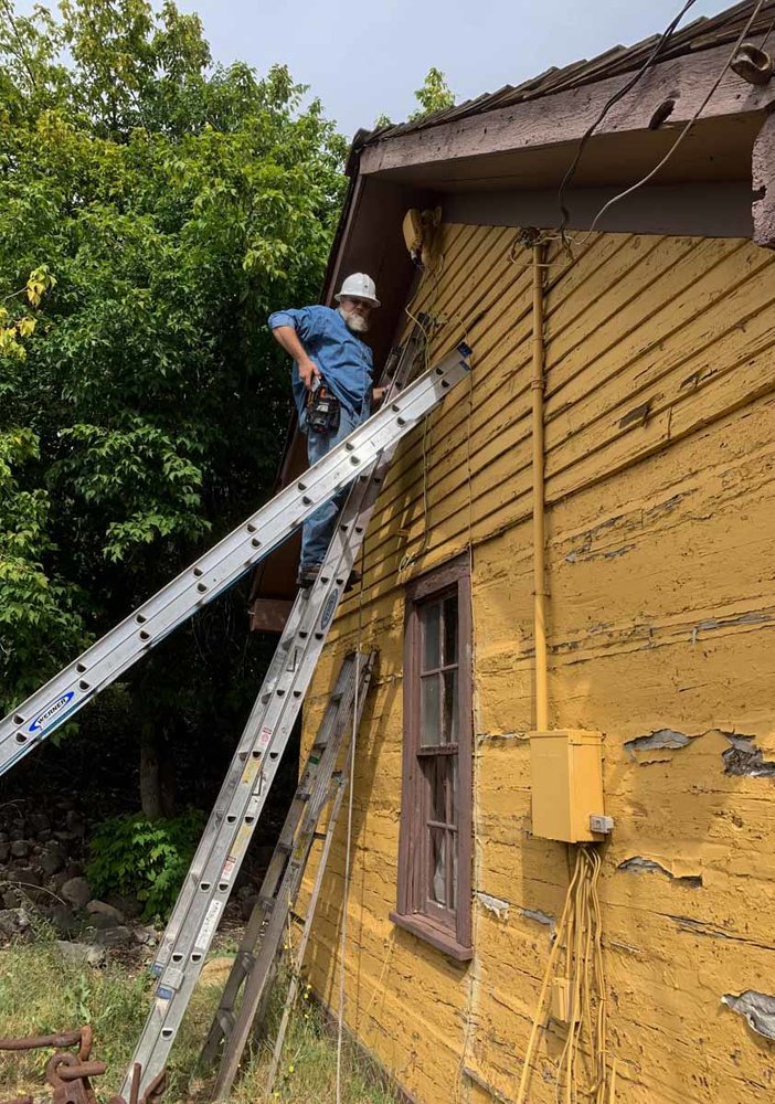 2019.09.14 Jason Rose up on the side of the bunk house (1 of 1).jpg