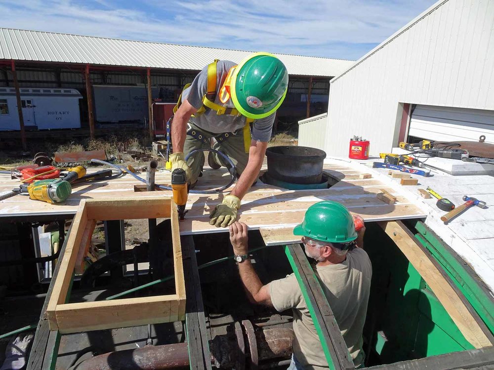 2019.09.25 da Fitting the roof boards on the top of OY (1 of 1).jpg