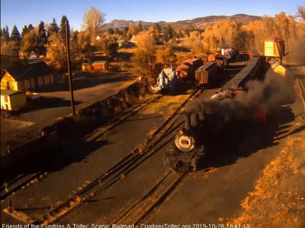 2019.10.27 In this shot you can see the unusual arrangement of 4 cars ahead and 4 cars behind the open gon (1 of 1).jpg