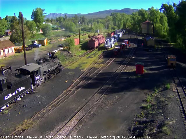 6.4.16 The loader starts to fill the coal bunker of 484.jpg