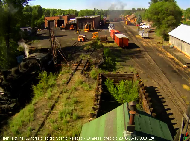 6.12.16 484 has come out to the pit as 463 moves into south yard.jpg